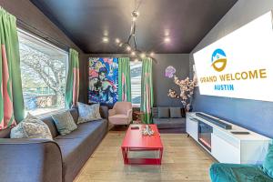 una sala de estar con un sofá y una mesa en Dream Stay with Pool for up to 20 Guests Mins to DT Austin, en Austin