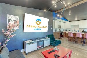 Una sala de estar con un cartel de gran bienvenida a Austin. en Dream Stay with Pool for up to 20 Guests Mins to DT Austin, en Austin