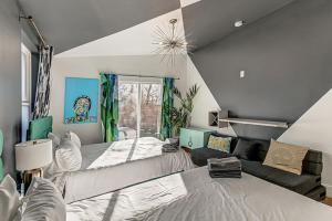 Cama o camas de una habitación en Dream Stay with Pool for up to 20 Guests Mins to DT Austin