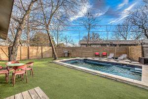 Piscina en o cerca de Dream Stay with Pool for up to 20 Guests Mins to DT Austin