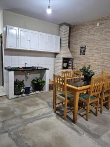une cuisine et une salle à manger avec une table et des chaises dans l'établissement Casa shalom, à Serra Negra