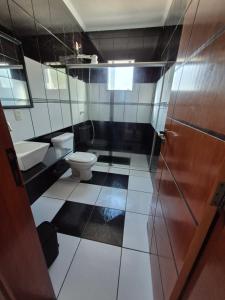 une salle de bains avec toilettes et lavabo dans l'établissement Casa shalom, à Serra Negra 7 autres photos