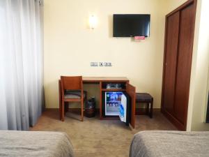 Uma TV ou centro de entretenimento em Hotel São Francisco
