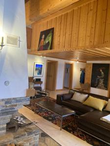 a living room with a couch and a table at Villars SWISS Alpes in Villars-sur-Ollon