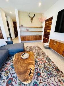 Χώρος καθιστικού στο Spacious 4B Retreat, Walk to Beach, Rooftop Views