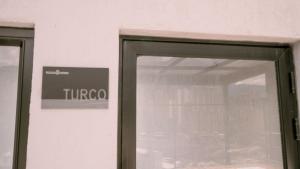 a sliding glass door with a sign on it at Apartamento Premium Sabaneta in Sabaneta