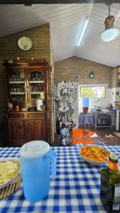 eine Küche mit einem Tisch mit einem blau-weißen karierten Tischtuch in der Unterkunft Casa de Meg Charme e Natureza na Serra Negra in Bezerros