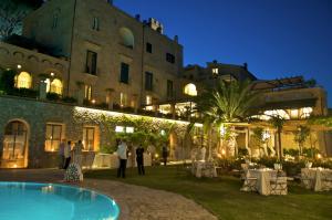 Bazén v ubytování Hotel Villa Cimbrone nebo v jeho okolí
