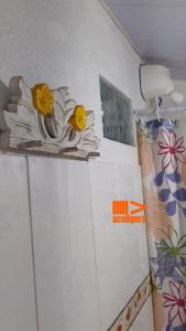 ein weißer Schrank mit gelben Blumen darauf in der Unterkunft Casa de Meg Charme e Natureza na Serra Negra in Bezerros