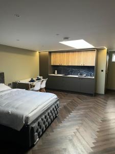a hotel room with a bed and a kitchen at Guest House with parking in Bournemouth in Longham