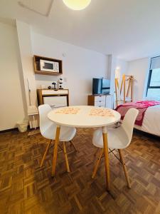 a room with a table and chairs and a bed at Hermoso Apartamento en Edificio Saint Michel in Córdoba
