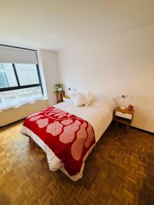 a bedroom with a large bed and a window at Hermoso Apartamento en Edificio Saint Michel in Córdoba