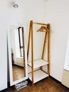 a dressing room with a mirror and a shelf at Hermoso Apartamento en Edificio Saint Michel in Córdoba