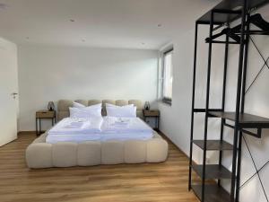 Postel nebo postele na pokoji v ubytování MaMa-Apartments - Stylisches Apartment mit Netflix, Balkon und und kostenlosem Parkplatz - 125 qm