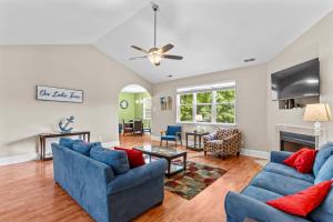 salon z niebieskimi kanapami i kominkiem w obiekcie Castaway Cove -Lake Norman Waterfront Home with Private Dock w mieście Denver +34 zdjęcia