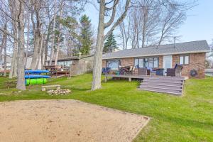 Dock and Views Lake Mitchell Home in Cadillac!外面的花园
