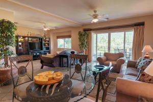 Χώρος καθιστικού στο CR Luxury Del Mar 5H 2 Bdrm