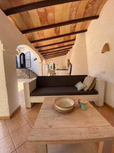 ein Wohnzimmer mit Couch und Tisch in der Unterkunft Ca La Mina in Jávea