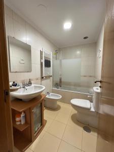 Koupelna v ubytování Piso AV Fonteculler