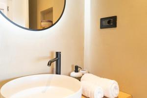 un baño con lavabo y espejo en Suite Sul Golfo - Terrazzo Privato Vista Mare, en Porto Rotondo 17 fotos más