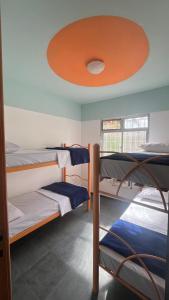 Ένα ή περισσότερα κρεβάτια σε δωμάτιο στο Buena Onda Hostel