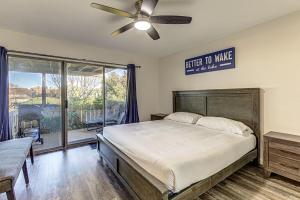a bedroom with a bed and a ceiling fan at Cozy 3 bdr family Condo in Horseshoe Bay Near Marina in Horseshoe Bay