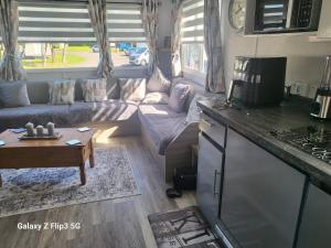 Köök või kööginurk majutusasutuses MLR at Craig Tara Bay View