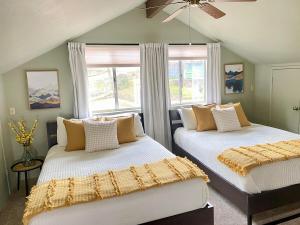 Un dormitorio con dos camas y una ventana. en Bearfoot Cabin 15 Min to Yosemite Gate!, en Oakhurst
