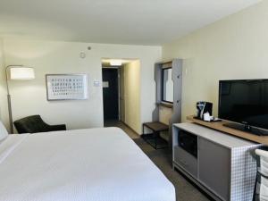 Телевизия и/или развлекателен център в Holiday Inn Miami International Airport by IHG