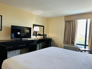 Телевизия и/или развлекателен център в Holiday Inn Miami International Airport by IHG