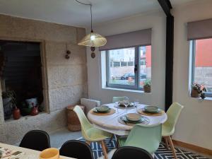 Un comedor con mesa y sillas en Casa Ulloa, en Marín