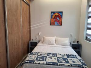 Un dormitorio con una cama y un cuadro en la pared. en Casa Ulloa, en Marín