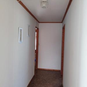 a hallway with white walls and a ceiling at Leilighet nær E4 i sentrum av Eina in Eina