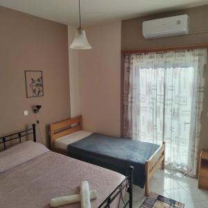 Postel nebo postele na pokoji v ubytování Manos Apartments + 34 fotografií