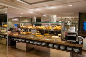 eine Bäckerei voller verschiedener Speisen in der Unterkunft Del Rey Quality Hotel in Foz do Iguaçu