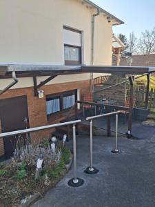 Balkón nebo terasa v ubytování Heikes kleines Souterrain Apartment