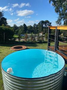 Una gran piscina azul en un patio. en Allá Ité-Mamboretá, en Sierra de los Padres