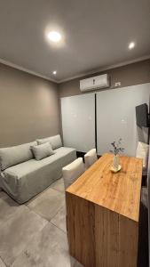 una sala de estar con un sofá y una mesa en Allá Ité-Mamboretá, en Sierra de los Padres