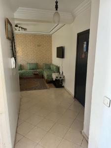 タンジェにあるNice apartment in Tangierのソファとテレビのあるリビングルーム +2枚の写真