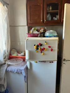 タンジェにあるNice apartment in Tangierの白い冷蔵庫(上に磁石付)