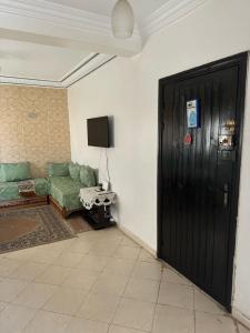 タンジェにあるNice apartment in Tangierのリビングルーム(緑のソファ、ドア付)