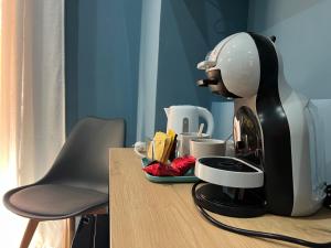 una macchinetta del caffè seduta sopra un tavolo di Ele Suites Pantheon a Roma