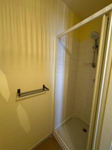 Ένα μπάνιο στο Appartement confort laval +8 φωτογραφίες