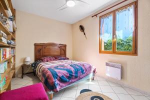 une chambre avec un lit et une fenêtre dans l'établissement Charmante Maison et Jardin proche plage et commerces, à La Londe-les-Maures