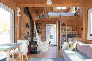a room with a hammock in a tiny house at Tolles Tiny-Hausboot Marianne mit Dachterrasse in Hamburg
