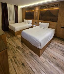 Voodi või voodid majutusasutuse Neom Pyramids Valley Boutique hotel toas