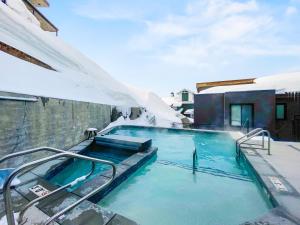 Πισίνα στο ή κοντά στο Luxury Kings Crown Condo Ski-In Out by SkyRun Park City