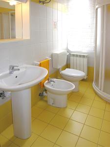 ビビオーネにあるAppartamenti Bussolaのバスルーム(洗面台、トイレ付)