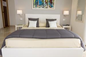 A bed or beds in a room at Minturnae Hotel