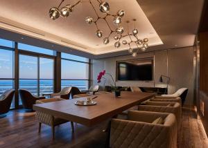 TV a/nebo společenská místnost v ubytování Mysk Al Mouj Hotel